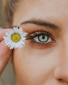 Adopter la cosmétique naturelle dans sa routine beauté